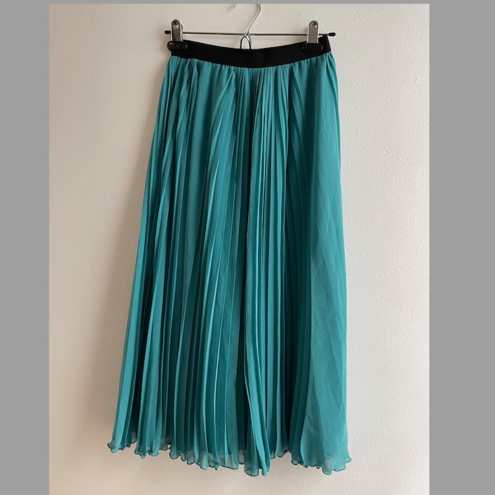 Uniqlo Midi Pleated Skirt